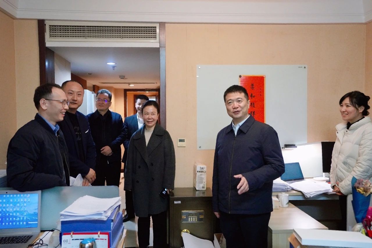 温暖启航，，，，，，，共赴新篇！—— 省尊龙凯时集团向导走访慰问干部职工